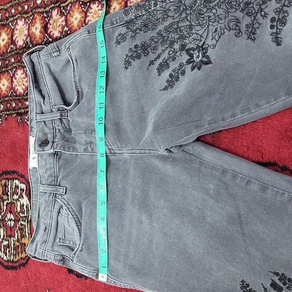 🎁 We the Free Embroidered high rise distressed hem jeans - Picture 7 of 8